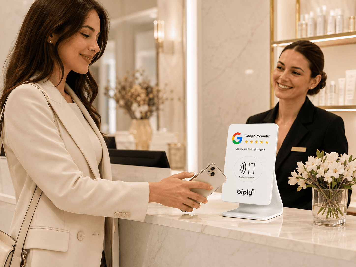 Otel resepsiyonunda Stand NFC yorum standı